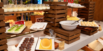 Charlie’s Corner mang đến trải nghiệm buffet kết hợp những món nướng, lẩu và nhiều món ăn Việt Nam phù hợp cho các buổi gặp mặt gia đình, bạn bè và đồng nghiệp